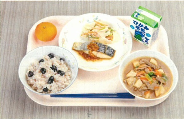 給食甲子園へ出場するメニュー一名分をセットされた写真