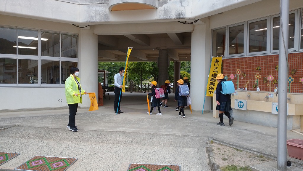 多紀小学校でのあいさつ運動