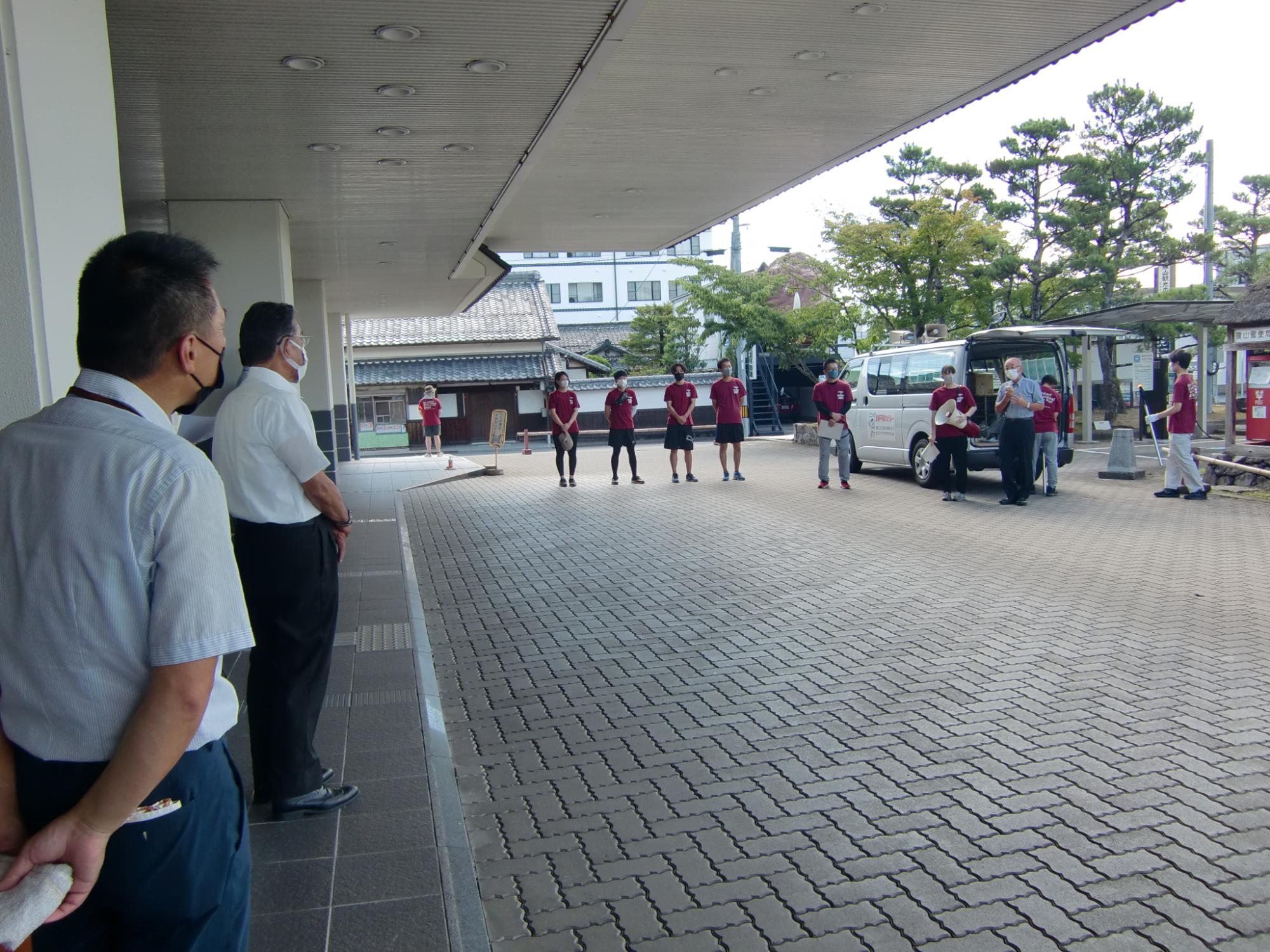 市役所玄関前で、平和の火リレー前の集会が行われている。