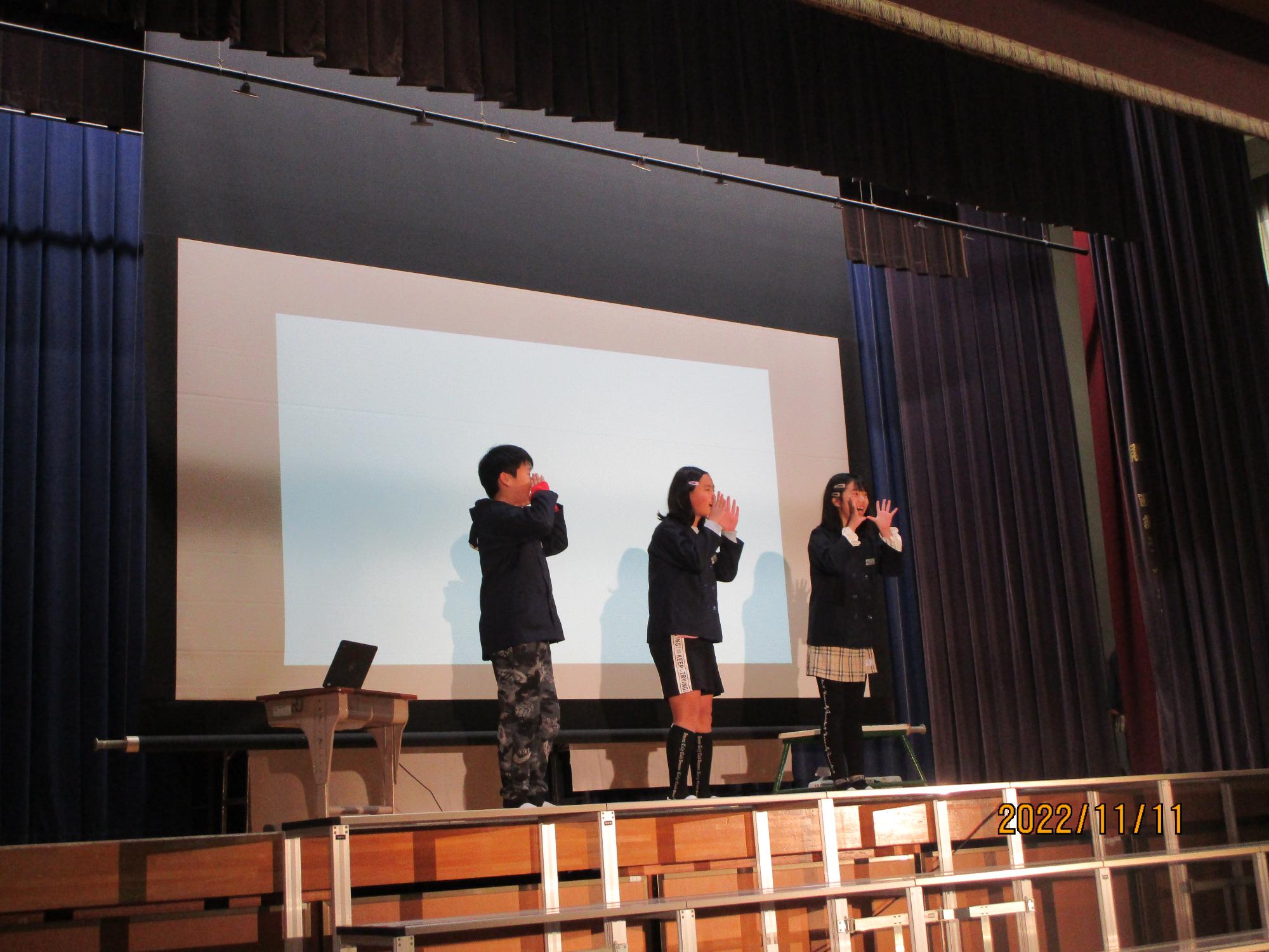 子ども達が舞台で発表している