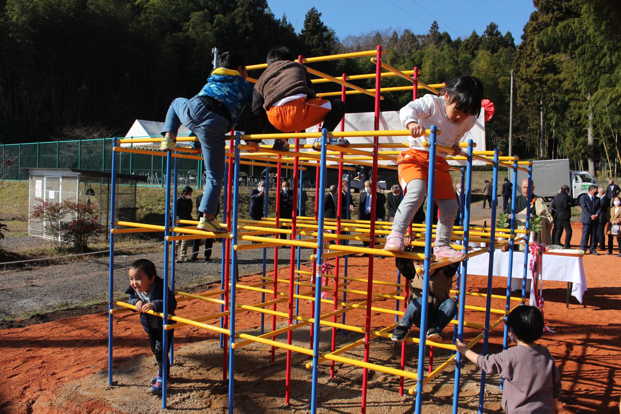 ジャングルジムで遊んでいるこどもたち