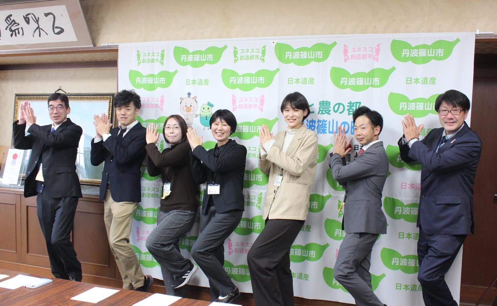 プロジェクトチームがデカンショ節を踊っている