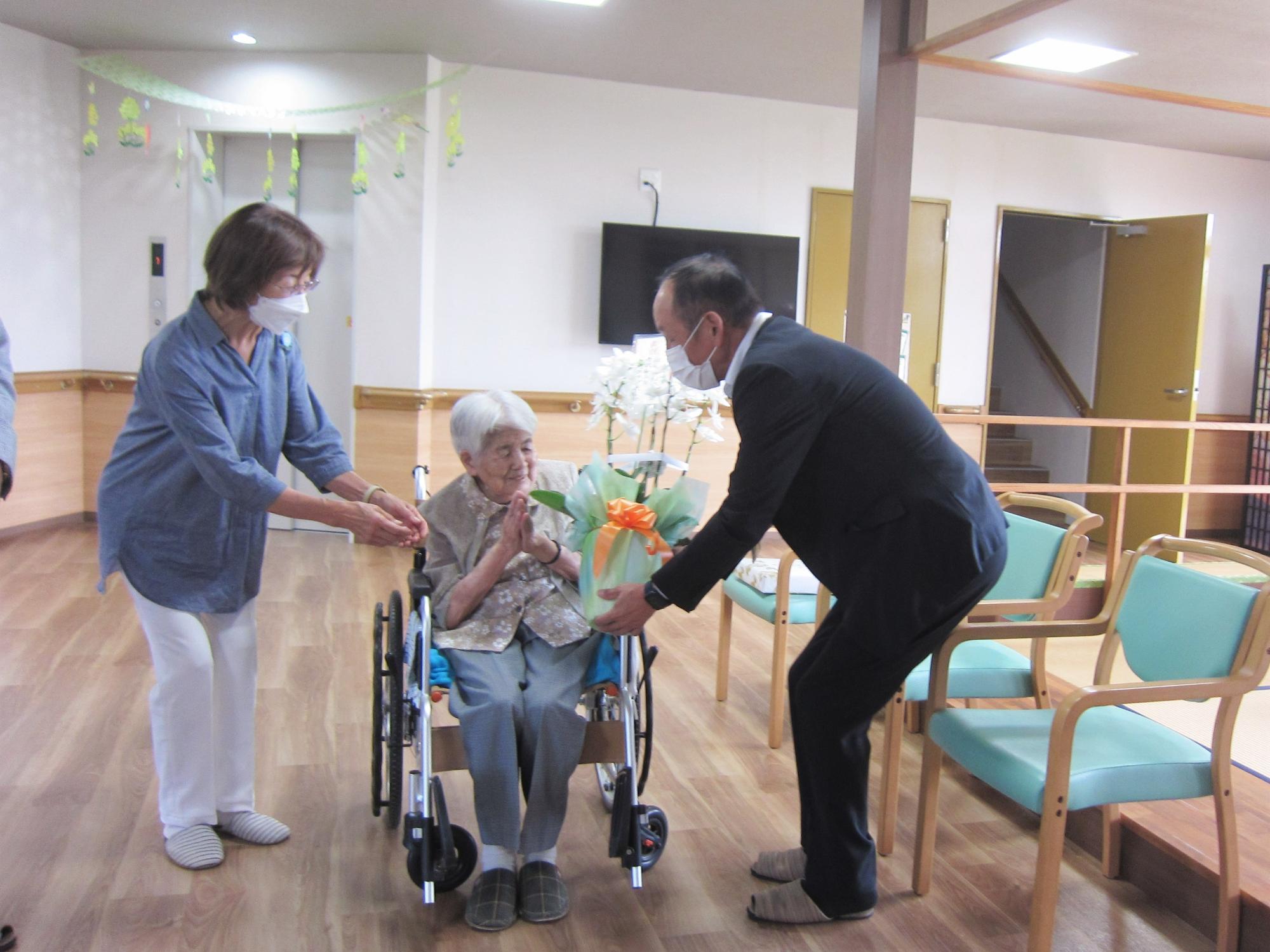 遠山さんに記念品を贈呈している様子