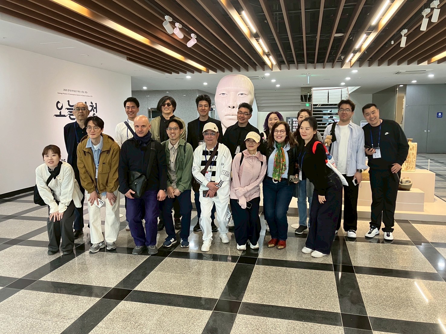 海外作家の皆さんと集合写真