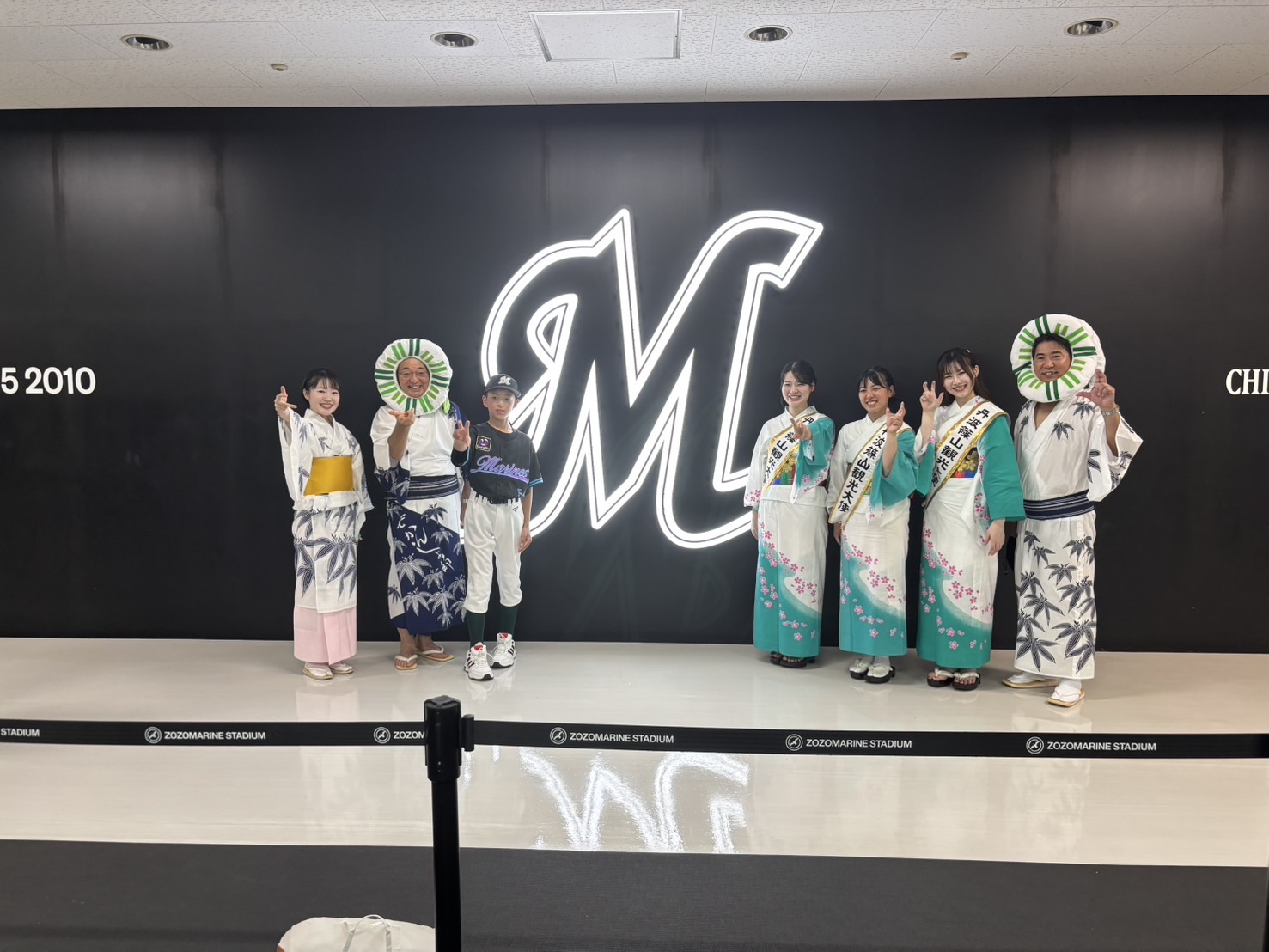 みんなで野球ボールを持つポーズ