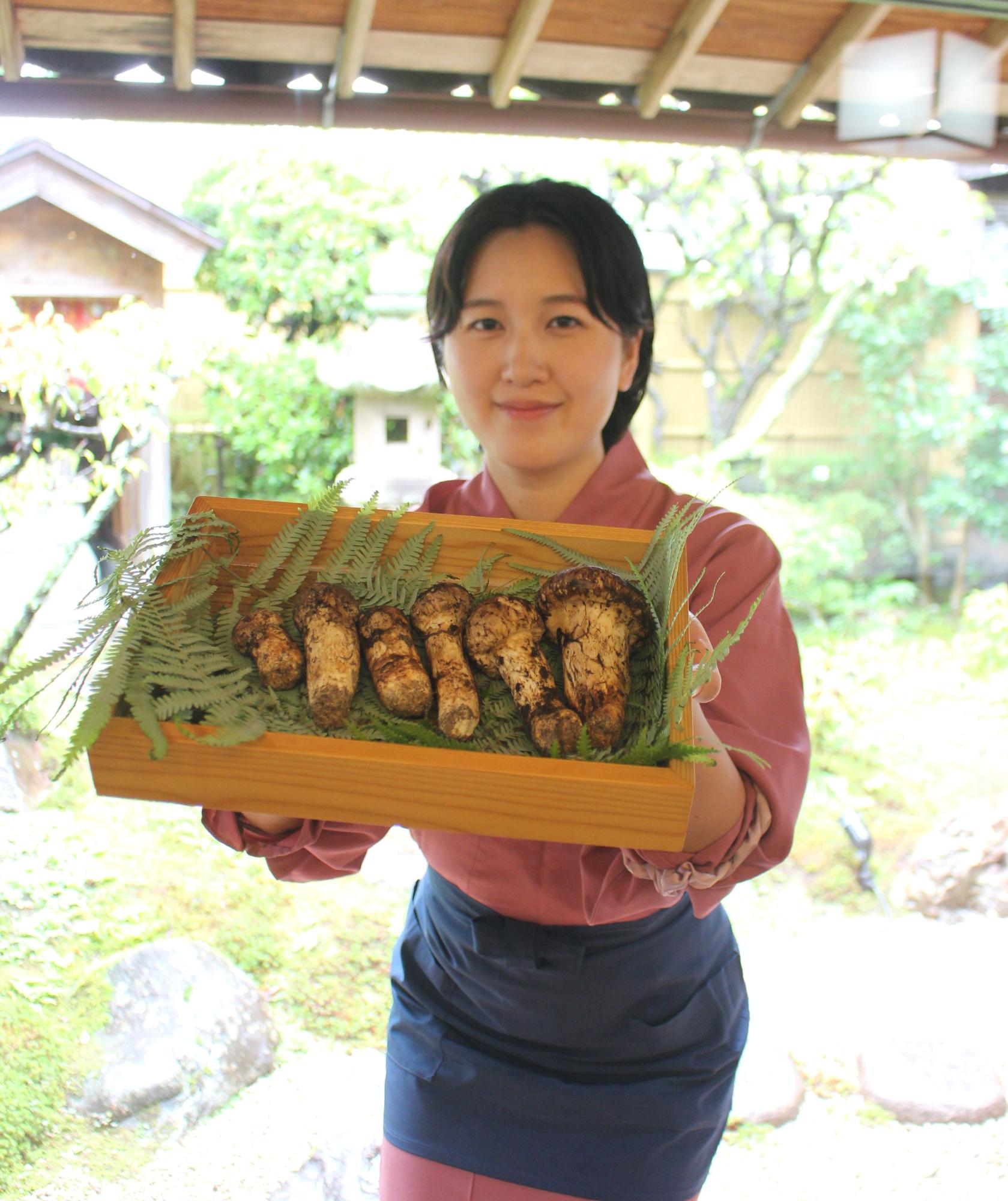 初競りのマツタケ