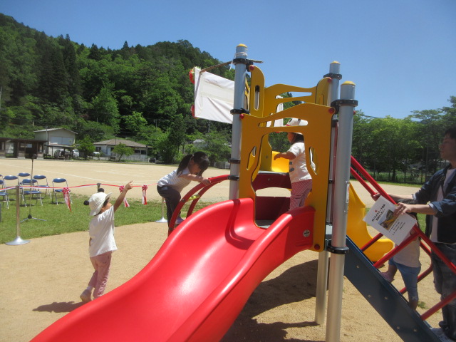 「おいでよささっ子遊具」完成セレモニーの様子