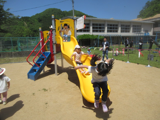 「おいでよささっ子遊具」完成セレモニーの様子