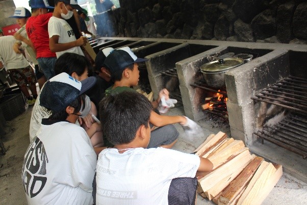 カレーを煮込む小学生たち