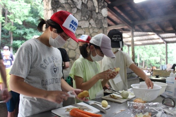 野菜を切る小学生たち