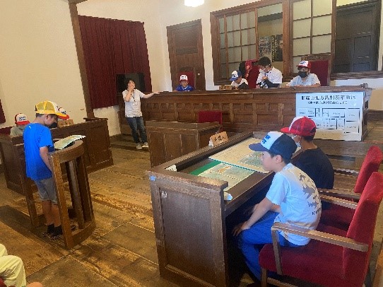 模擬裁判をする小学生たち