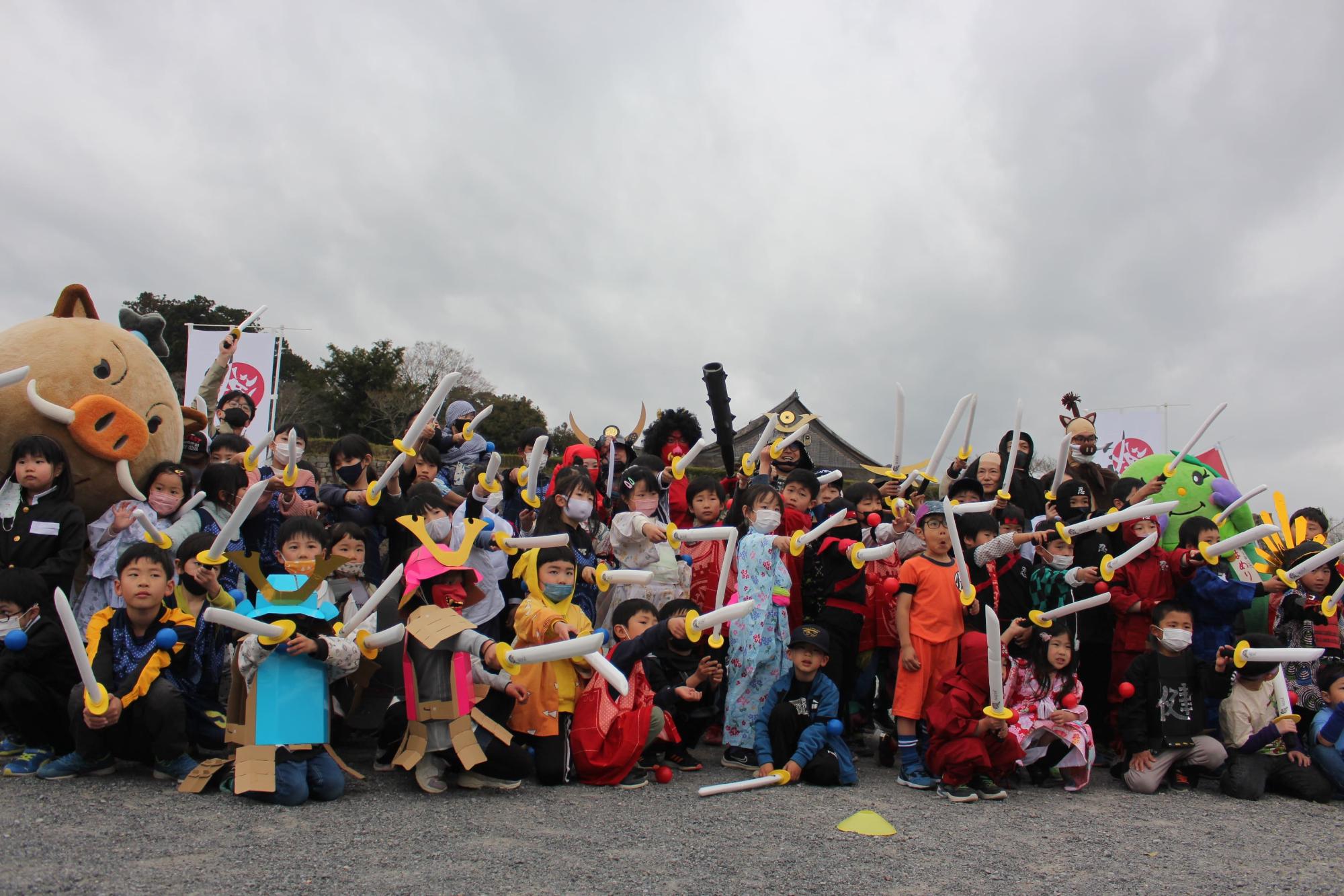 チャンバラ合戦 外 全体