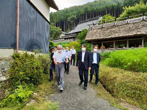 集落丸山に視察に来られた方を案内している