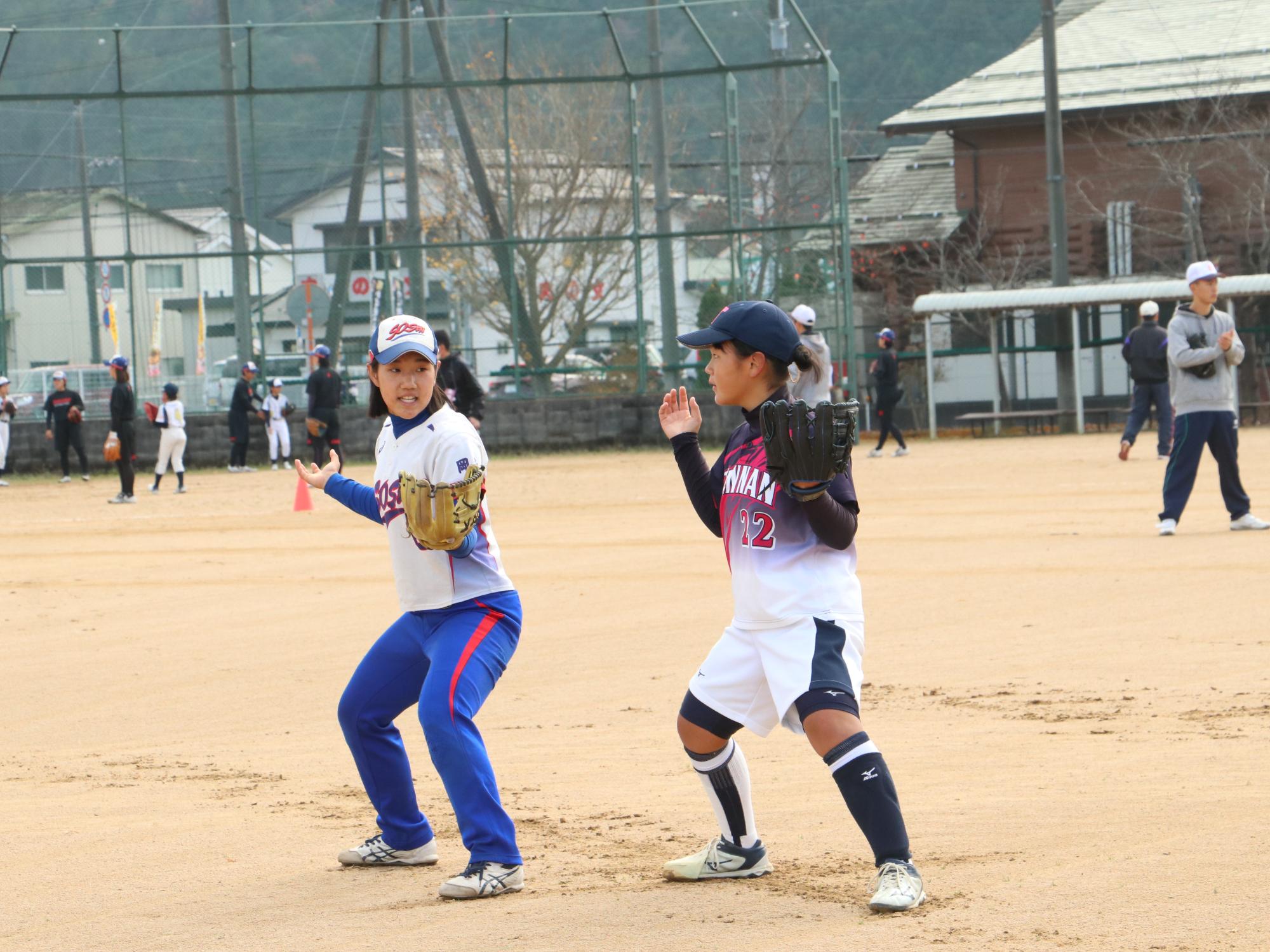 ソフトボールの交流試合で高校生が指導している