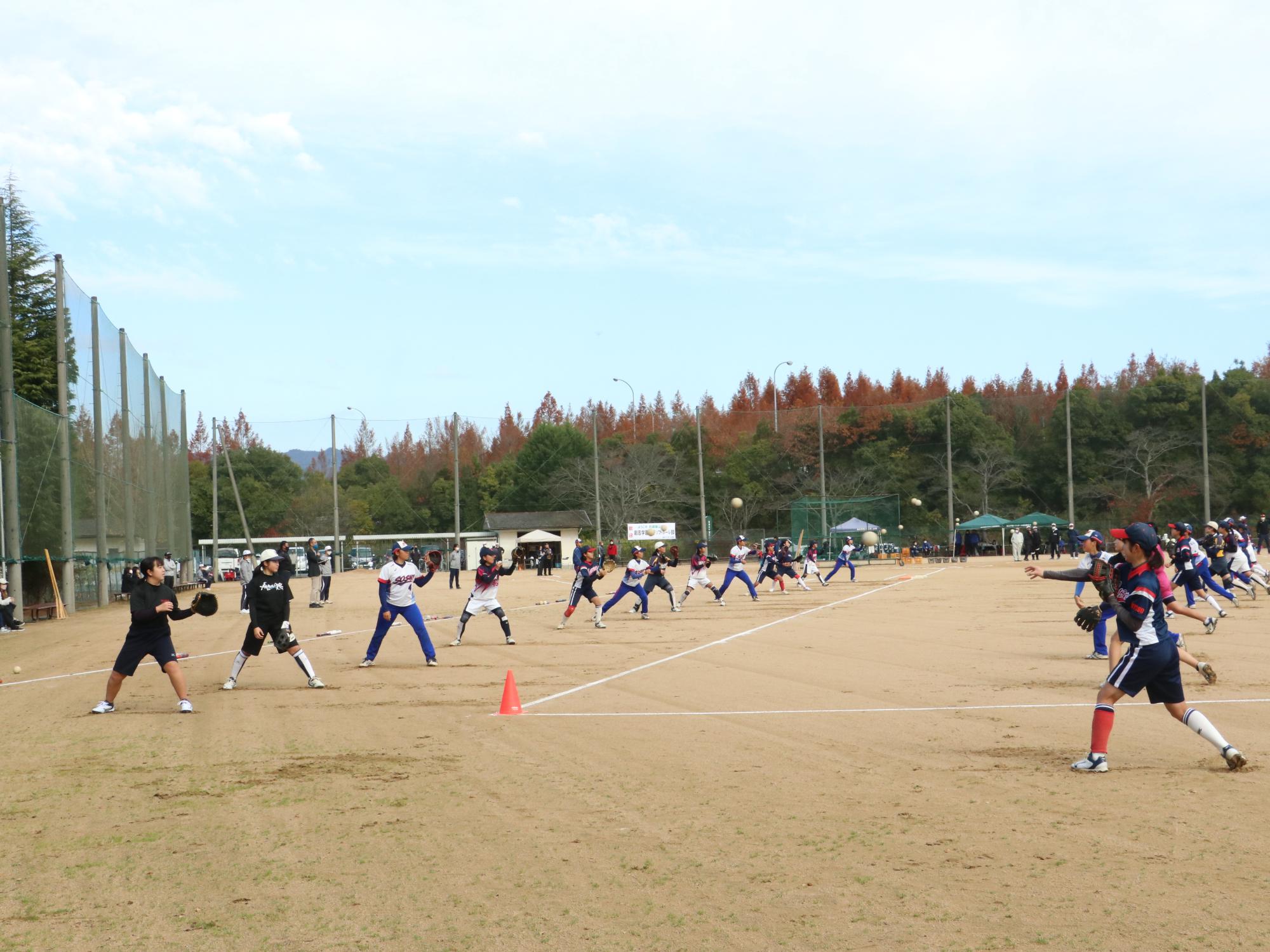 ソフトボールの交流イベントで、参加者がキャッチボールをしている