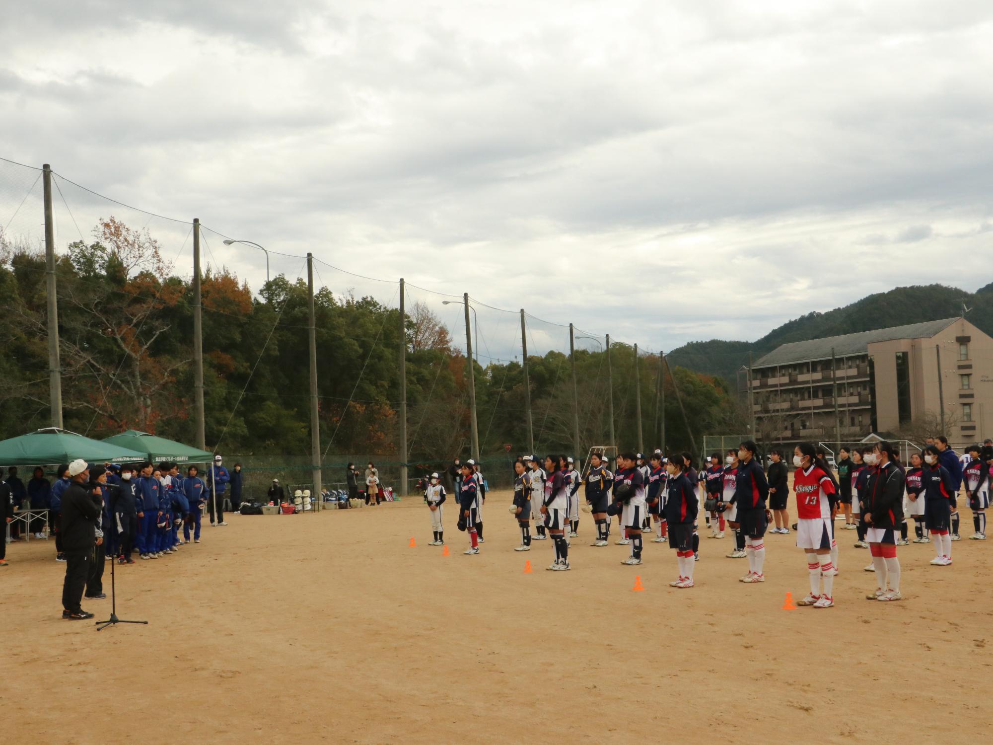 グラウンドでソフトボールの交流イベントをしている