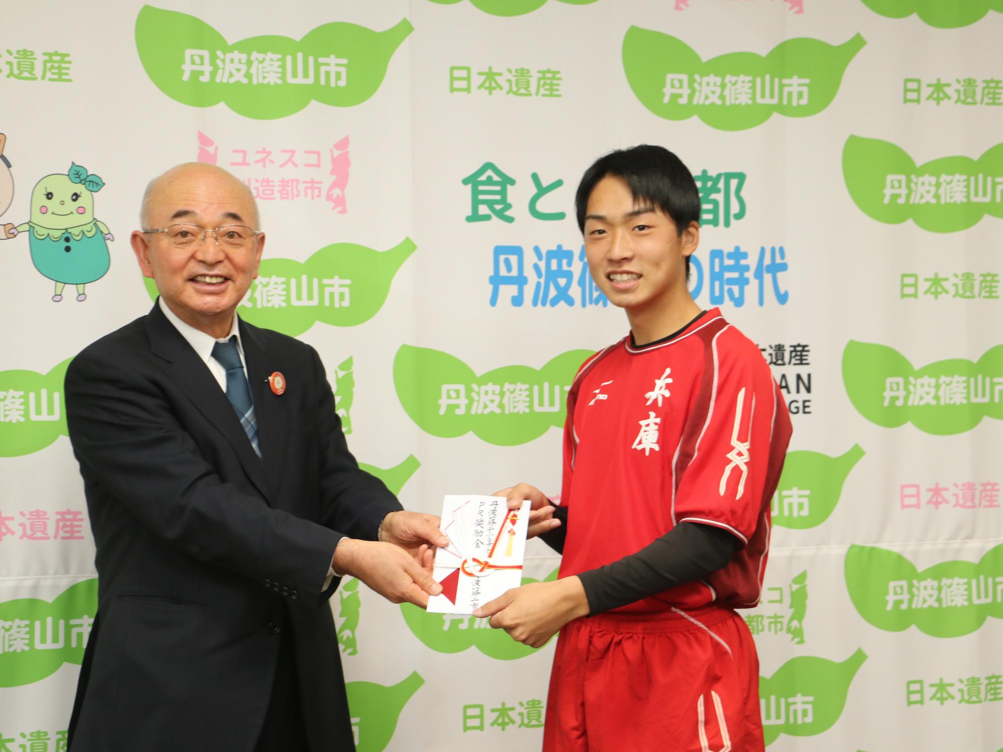 市長から、永井君に奨励金を渡している