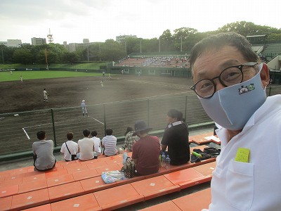 3塁側ベンチから熱い思いを送る教育長