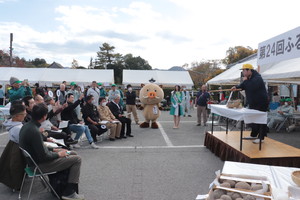 山の芋のせり市の様子(2025年11月22日)