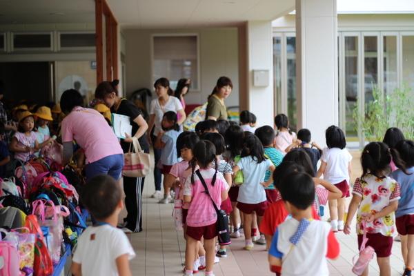 水筒を持った園児たちが並んでいる写真