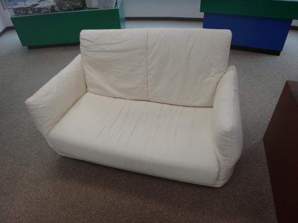 清掃センターに持ち込まれた廃棄物の再利用展示品(白い二人掛けのソファー)の写真