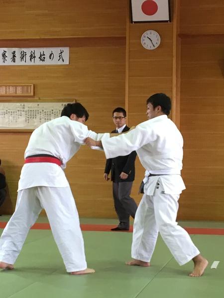 柔道の試合開始後、両選手が相手の柔道着を掴みかかっている写真
