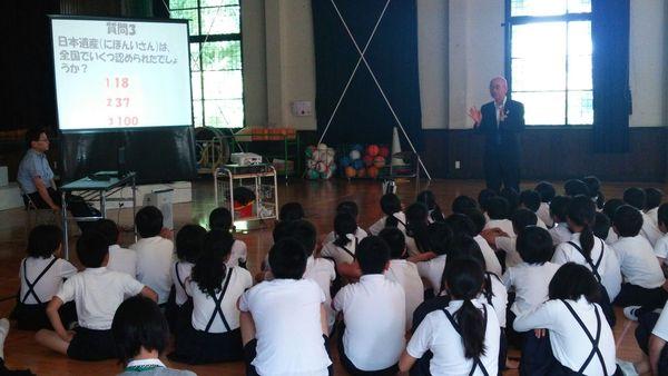 子供達が体育座りをして、市長のお話しを聞いている写真