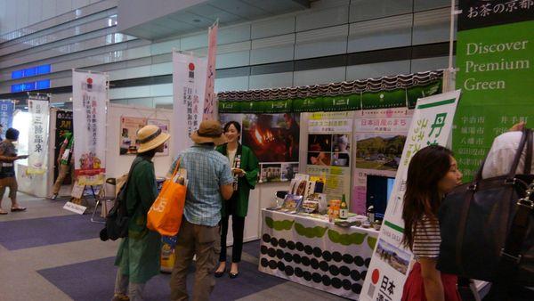 ブースごとに自治体が区切られており、自分の自治体について宣伝をしている様子の写真