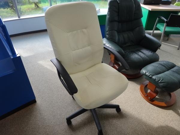 清掃センターに持ち込まれた廃棄物の再利用展示品(座椅子2脚)の写真