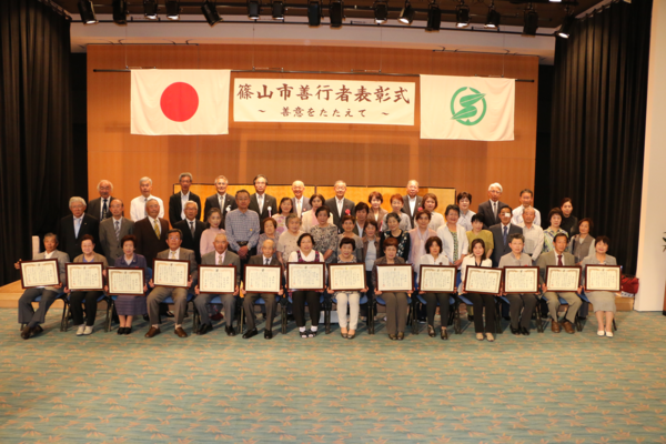 受賞者たち全員で記念撮影をしている写真