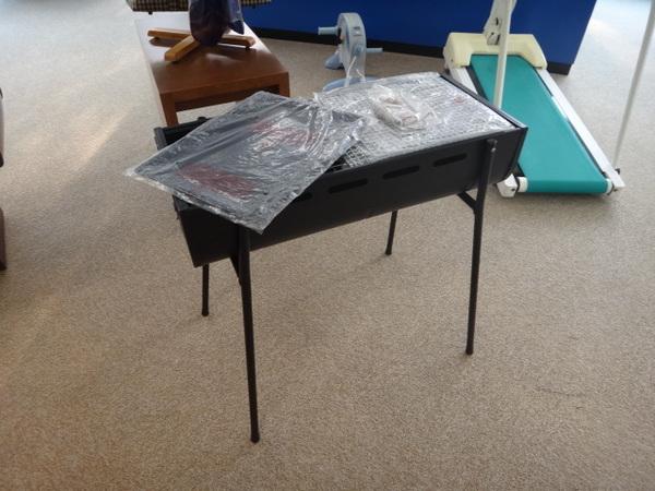 清掃センターに持ち込まれた廃棄物の再利用展示品(バーベキューコンロ)の写真