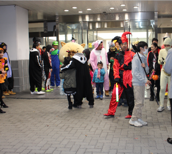 玄関前に、ハロウィン衣装の方が集まっている写真