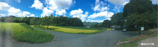 殿垣内の田園風景の写真