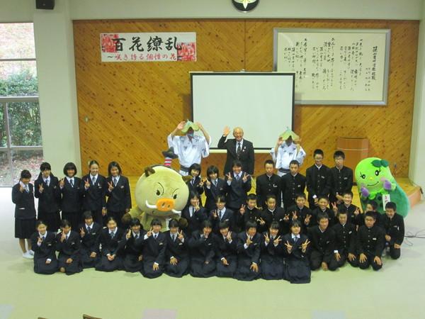 ゆるきゃら2体と生徒たち、後列の真ん中に市長が立ち全員笑顔でピースサインをして記念撮影写真