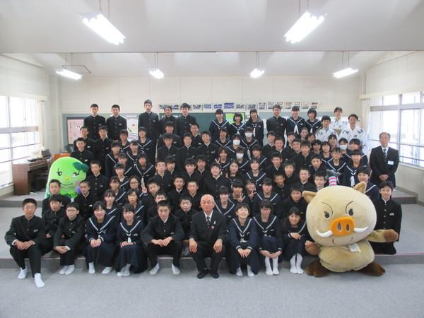 前列の中央に市長が座りゆるきゃら2体が生徒に交じり右後列に踊り子の3名で全員での笑顔の記念撮影写真