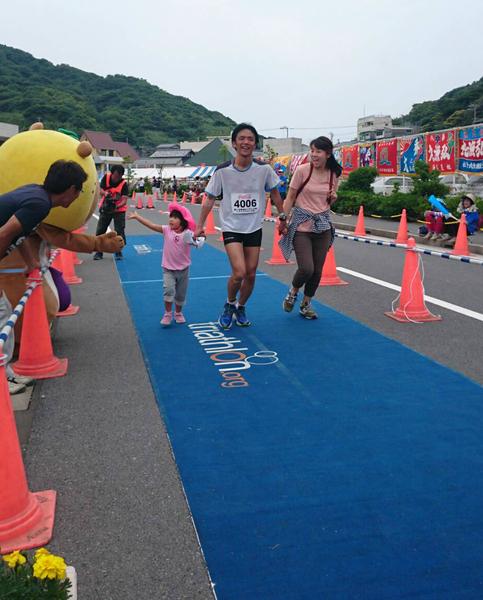 安福 直剛さん、女性とピンクの帽子と洋服を着た女の子が手を握り3人で笑顔で走っている写真