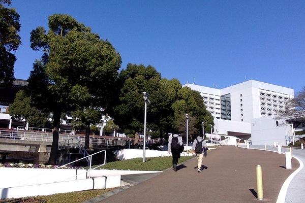 中央大学に向かって歩く2人の後ろ姿の写真