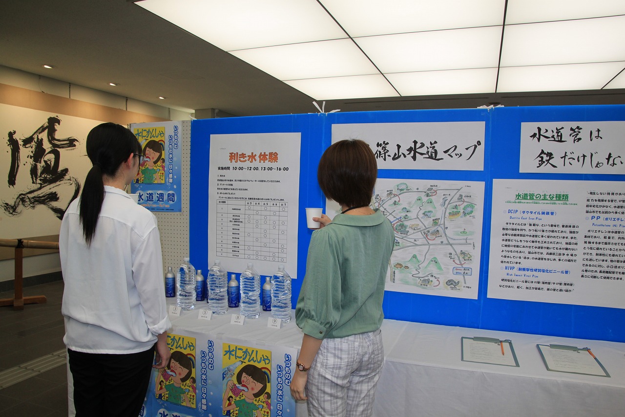 ホールのパネル展示を見ている市民の方。