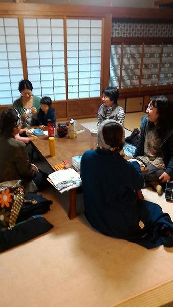 フリーマーケットに参加した子育て中のお母さんを中心として様々な意見交換をしている写真