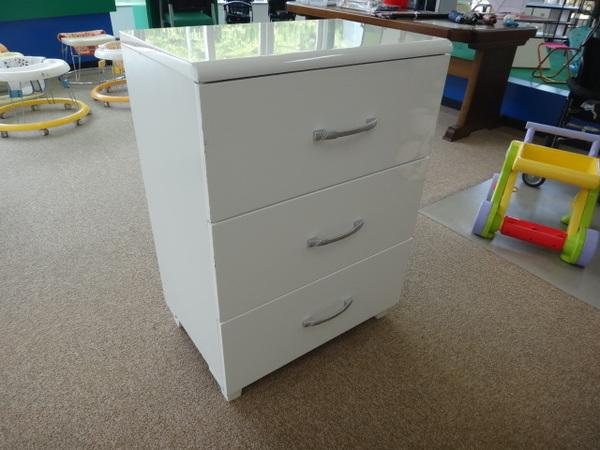 清掃センターに持ち込まれた廃棄物の再利用展示品(3段タンス)の写真