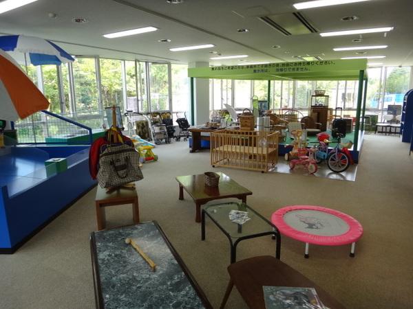 清掃センターに持ち込まれた廃棄物の再利用展示品(テーブル4台、三輪車など)の写真