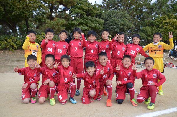 ガッポーズ、ピースで写真に写っている子供達の写真