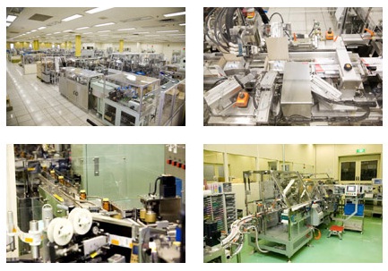 工場内のたくさんいろいろな機械を写した4枚の写真が一つになった写真