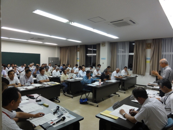 懇談の場で市長がマイクを持ち意見を述べていて、市民の皆さんが真剣に話を聞いている写真