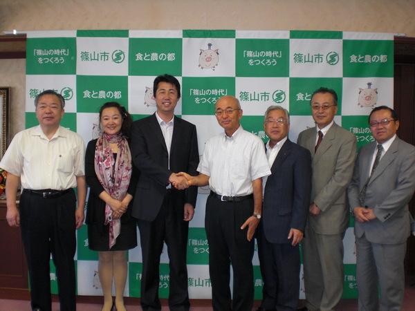 市長と大学教員の2名の方と関係者で記念写真