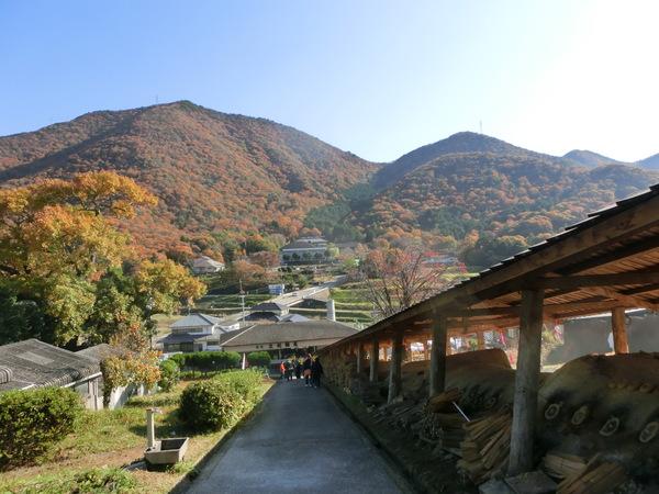 手作りの大きな窯から見える景色が辺り一面綺麗な紅葉写真