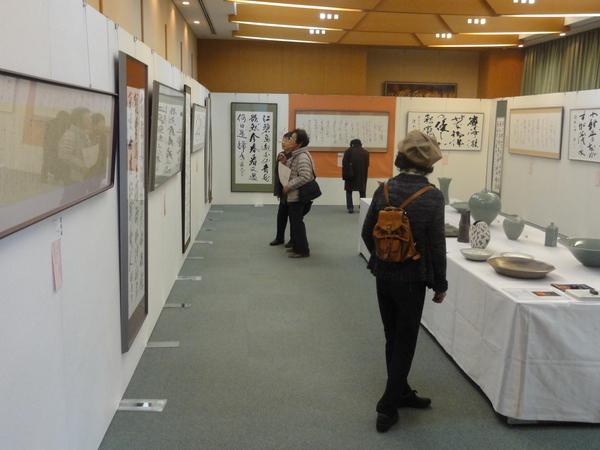 市展(書・陶芸)を鑑賞している人々の写真