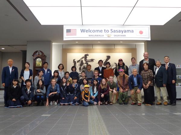 外国人男女と、市長、関係者の集合写真