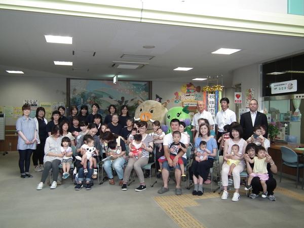 市長やゆるキャラも参加し、参加者とともに撮った集合写真