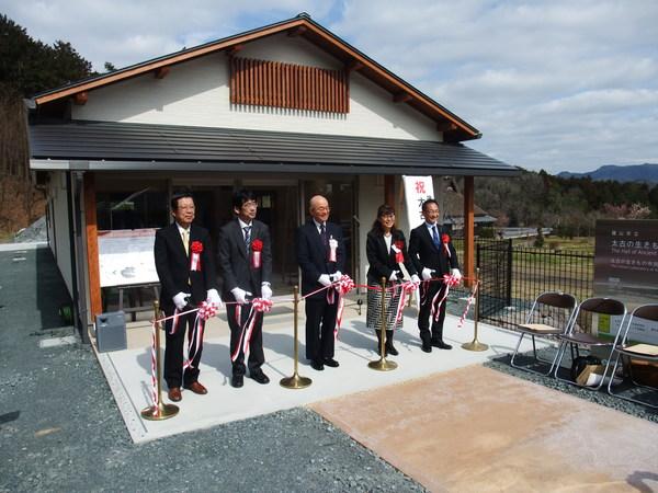 篠山市立太古の生きもの館のまえで、テープカットをしている市長と関係者の写真